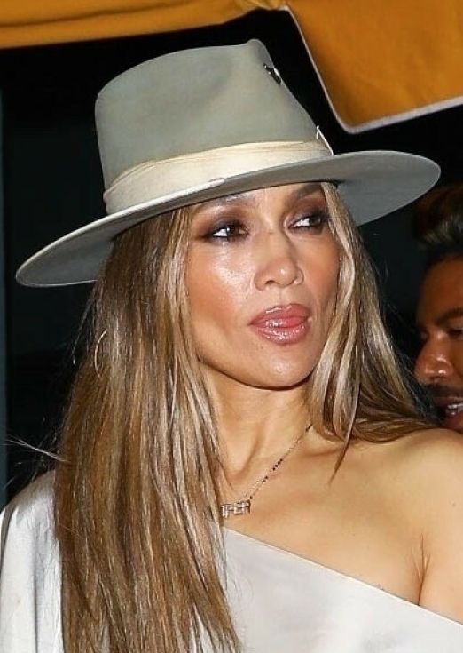 Odpicowana Jennifer Lopez zmierza na imprezę