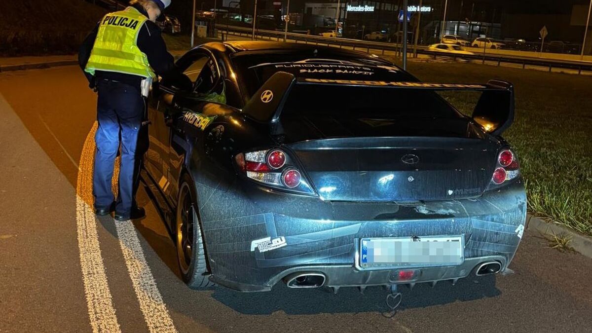 Policjanci kontrolujący kierowcę Hyundaia