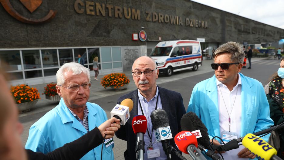 Warszawa, 31.08.2021. Dyrektor Instytutu Centrum Zdrowia Dziecka dr n. med. Marek Migdał (L), profesor pediatrii i gastroenterologii w Klinice Gastroenterologii, Hepatologii, Zaburzeń Żywieniowych i Pediatrii IPCZD Jarosław Kierkuś (P) i profesor i kierownik Kliniki Chirurgii Dziecięcej i Transplantacji Narządów IPCZD Piotr Kaliciński (C) podczas konferencji prasowej przed Centrum Zdrowia Dziecka w Warszawie, 31 bm. Konferencja dot. zatrucia grzybami afgańskich dzieci. (kf) PAP/Rafał Guz