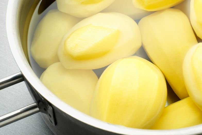 Dodaj to do gotujących się ziemniaków. Już nigdy nie zjesz ich inaczej