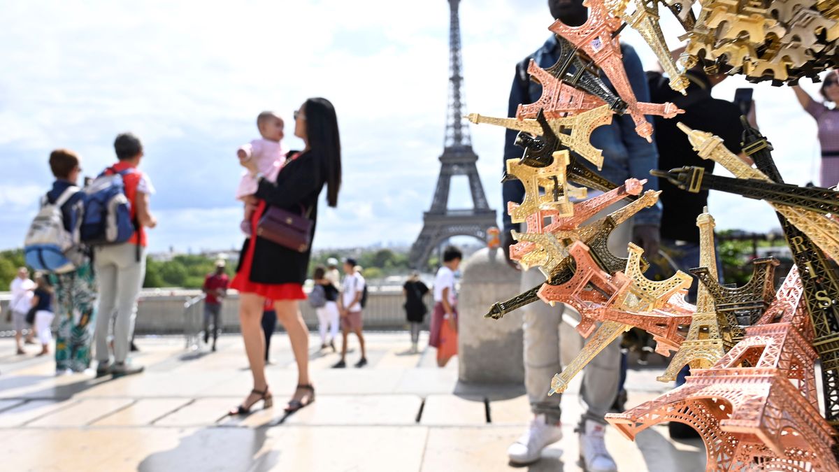 PARIS, FRANCE - AUGUST 09: Illegal vendors sell miniatures of Eiffel Tower near the Eiffel Tower in Paris, France on August 09, 2019. (Photo by Mustafa Yalcin/Anadolu Agency via Getty Images)