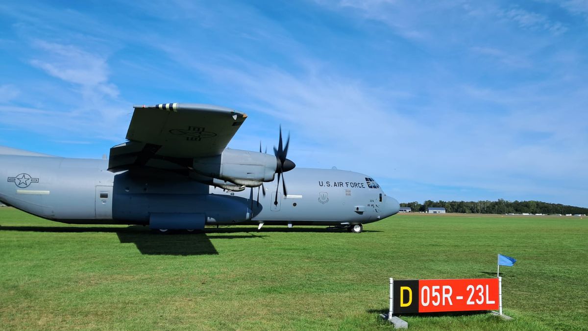 Lotnisko w Lesznie opublikowało zdjęcia i filmy niecodziennego gościa, który pojawił się na nieutwardzonym pasie