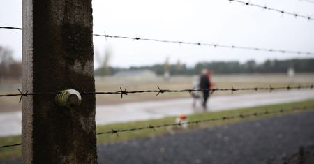Niemcy. Zakwaterowanie uchodźców w obozie koncentracyjnym to fake news