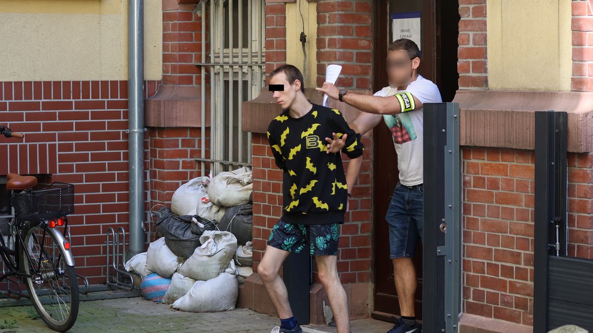 Mateusz H.
Tarnowskie G�ry, 14.08.2023. Podejrzany Mateusz H. (C) po posiedzeniu aresztowym w S�dzie Rejonowym w Tarnowskich G�rach, 14 bm. Mateusz H. zosta� doprowadzony do S�du w zwi�zku z zab�jstwem 12 sierpnia 18-letniej kobiety w Radzionkowie.e. (aldg) PAP/Zbigniew Meissner *** UWAGA!!! ZAKAZ PUBLIKACJI WIZERUNKU I DANYCH OSOBOWYCH OSKAR�ONEGO! ***
Zbigniew Meissner
aresztowe, doprowadzenie, kobiety, podejrzany, Sad rejonowy, w Radzionkowie, w tarnowskich g�rach, zab�jstwo