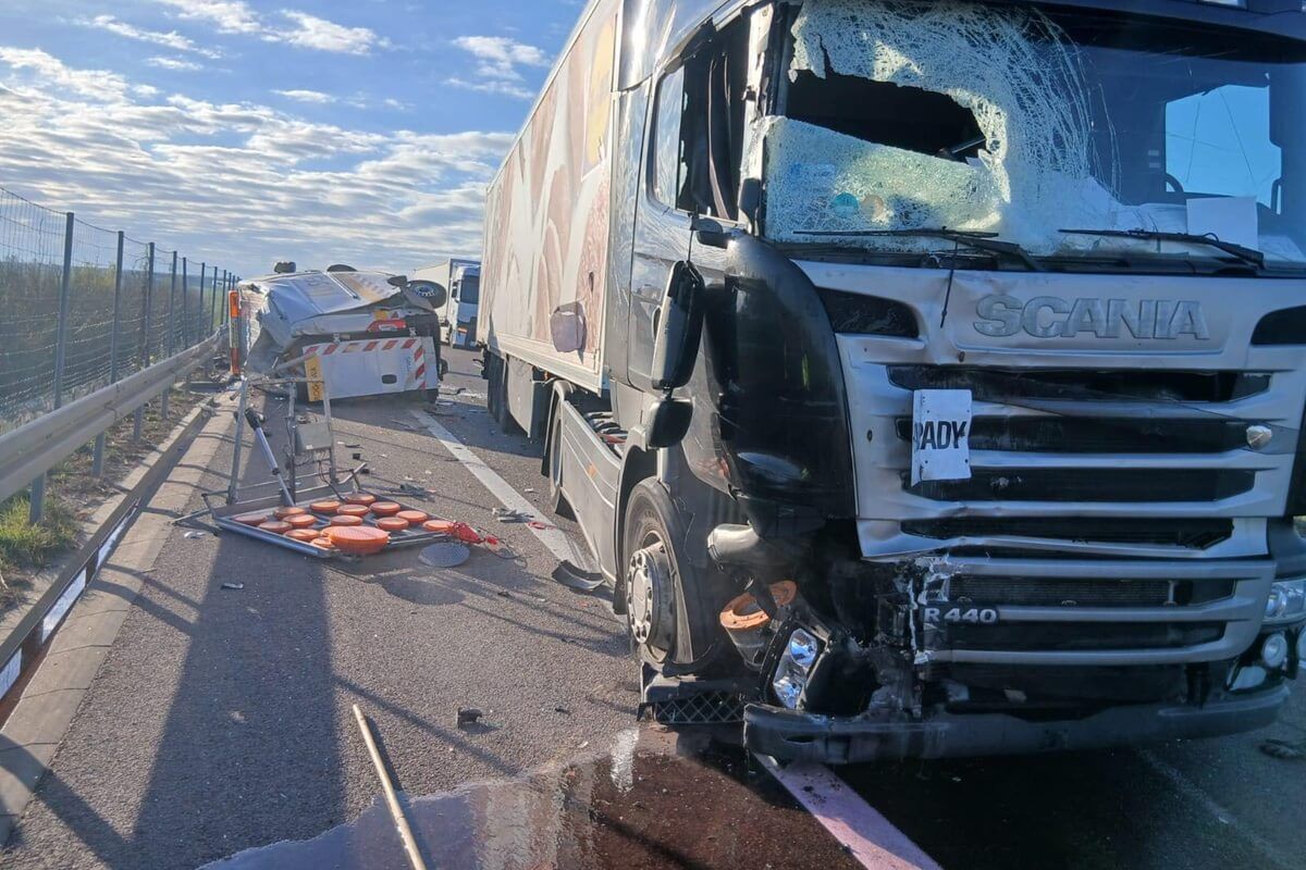 Ciężarówka wjechała w samochód służby drogowej i radiowóz na S12/S17