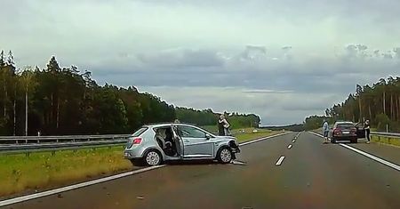 Arteon zlokalizowany po groźnej kolizji na S7. "Sprawcy może grozić nawet 30 tys. zł grzywny"