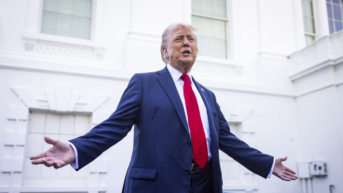 US President Donald Trump speaks briefly to the media after a surprise appearance on the North Lawn, where he said he was inspecting where to put a flag pole, in Washington, DC, USA, 23 April 2025. The president also spoke about tariffs and his upcoming trip to Rome to attend the Pope?s funeral. EPA/JIM LO SCALZO Dostawca: PAP/EPA.