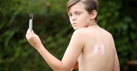 Chłopiec bawił się na trampolinie. Wypadek spowodował, że sprężyna wbiła się dziecku w plecy