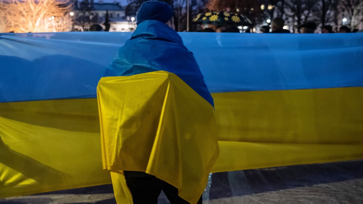 Lublin, 22.02.2022. Spotkanie �Lublin solidarny z Ukrainą� na Placu Litewskim w Lublinie, 22 bm. Uczestnicy wydarzenia wspierają obywateli Ukrainy, którzy uczą się i pracują w Lublinie. (aldg) PAP/Wojtek Jargiło