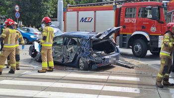 Wrocław: Osobówka zderzyła się z tramwajem. 3 osoby poszkodowane