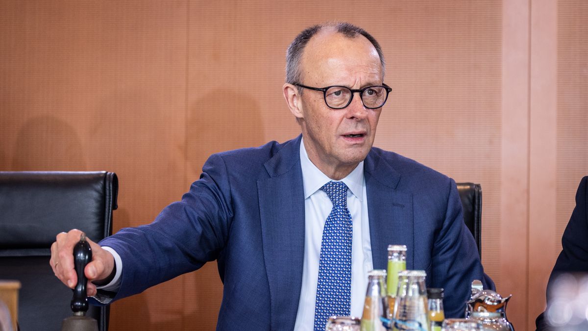 BERLIN, GERMANY - APRIL 01: German Chancellor Friedrich Merz rings a bell to announce the beginning of the weekly federal government cabinet meeting on April 01, 2026 in Berlin, Germany. The meeting is taking place as the U.S.-Israeli war with Iran has now continued for over a month, with repercussions on energy markets and economies worldwide. (Photo by Nadja Wohlleben/Getty Images)