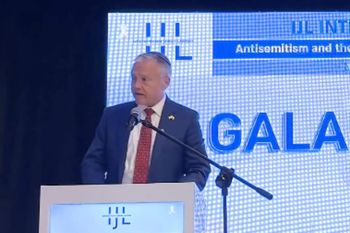 "Groteskowe fałszowanie historii". Ważne słowa ambasadora USA w Warszawie