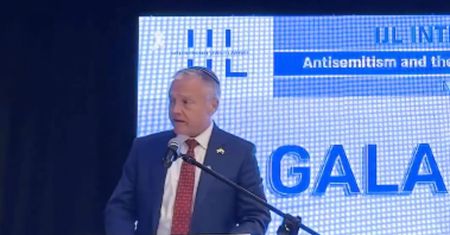 "Groteskowe fałszowanie historii". Ważne słowa ambasadora USA w Warszawie
