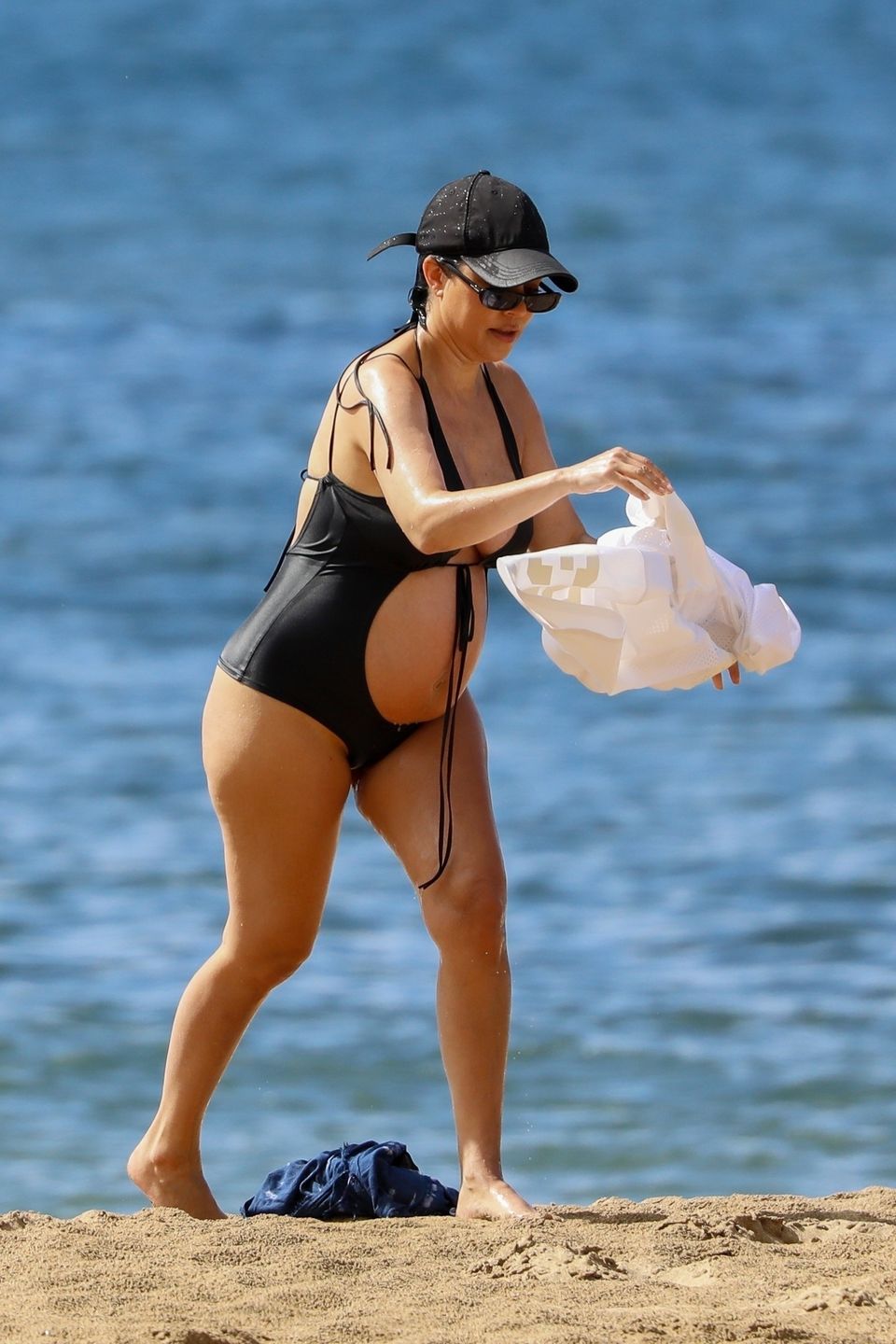 Ciężarna Kourtney Kardashian na plaży