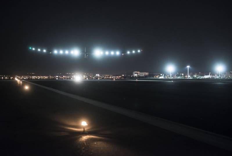 Solar Impulse ląduje na lotnisku w Madrycie (Fot. SolarImpulse.com)