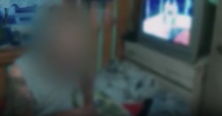 Oglądał telewizję. Nagle zapukali do drzwi. "Co ty robisz, człowieku?"