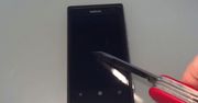 Torturowany ekran Nokii Lumii 800 - jak wytrzymały jest Gorilla Glass [wideo]