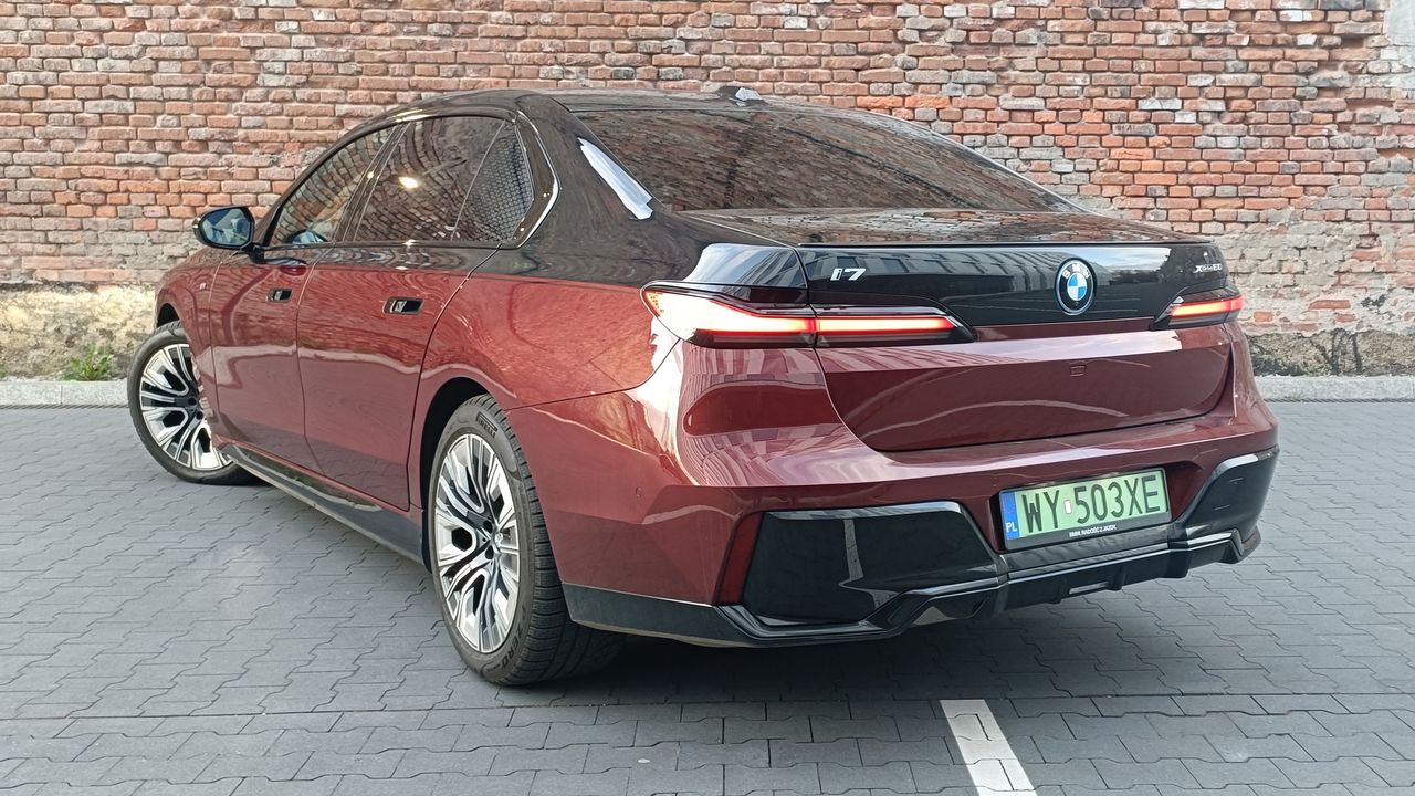 BMW i7