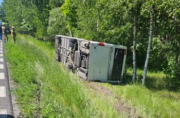 Wypadek autobusu z dziećmi pod Piszem. Pięć osób rannych