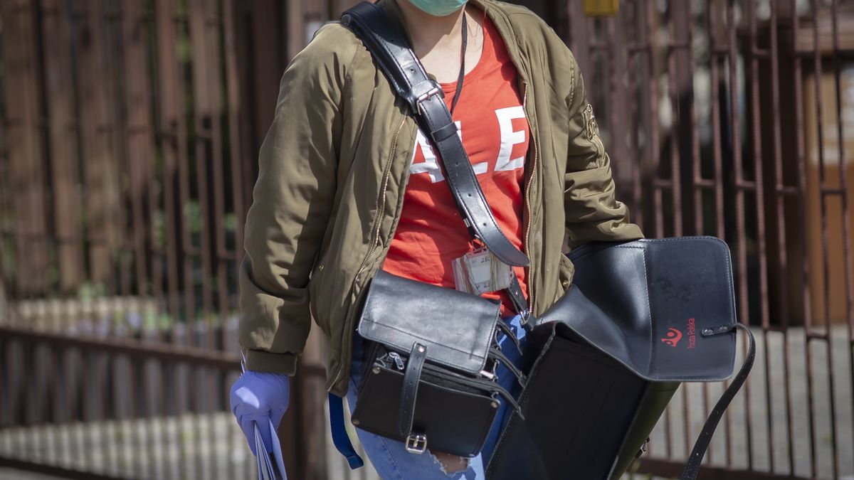 Pracownik, który nie odbierze listu poleconego z wypowiedzeniem umowy o pracę, pozostanie formalnie w zatrudnieniu do czasu zniesienia pandemii. 