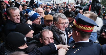Przepychanki przed Sejmem. Drzwi zamknięte dla Wąsika i Kamińskiego