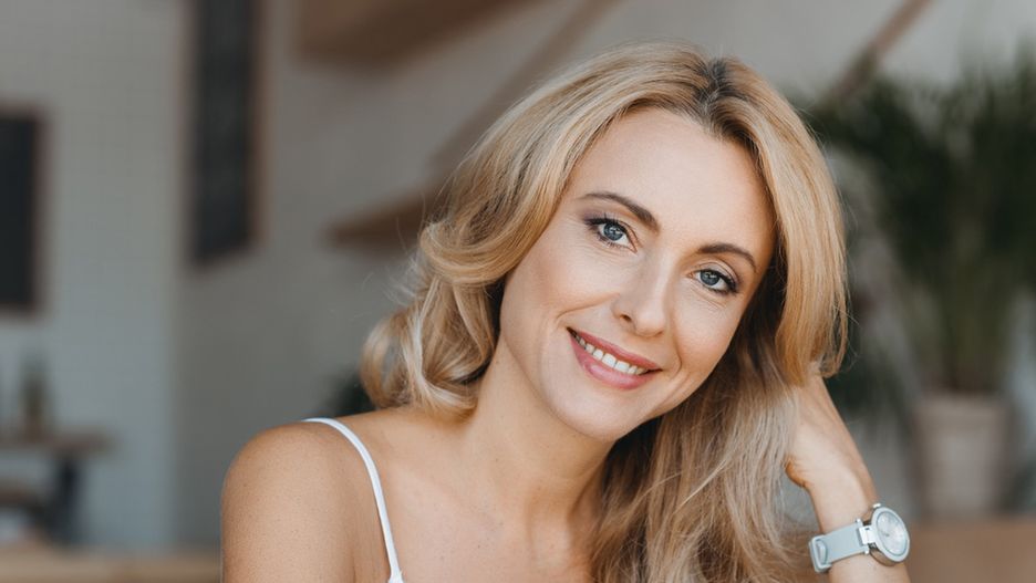 Nawilżające formuły kosmetyków i stosowna ilość rozświetlacza odejmą ci lat