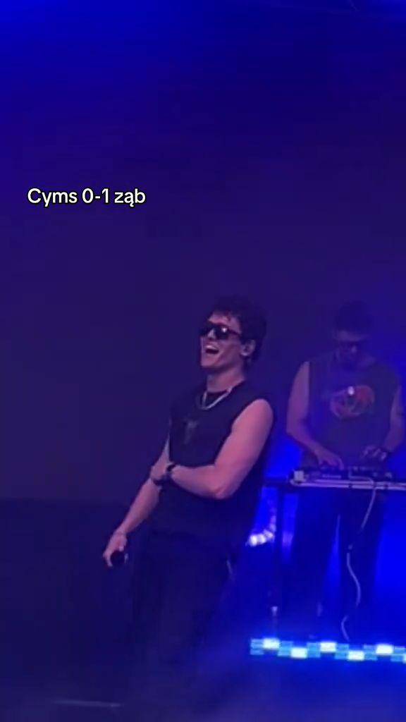 Oskar Cyms stracił zęba na koncercie
