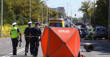 Tragiczny wypadek w Warszawie. Wjechał w ludzi. Apel policji