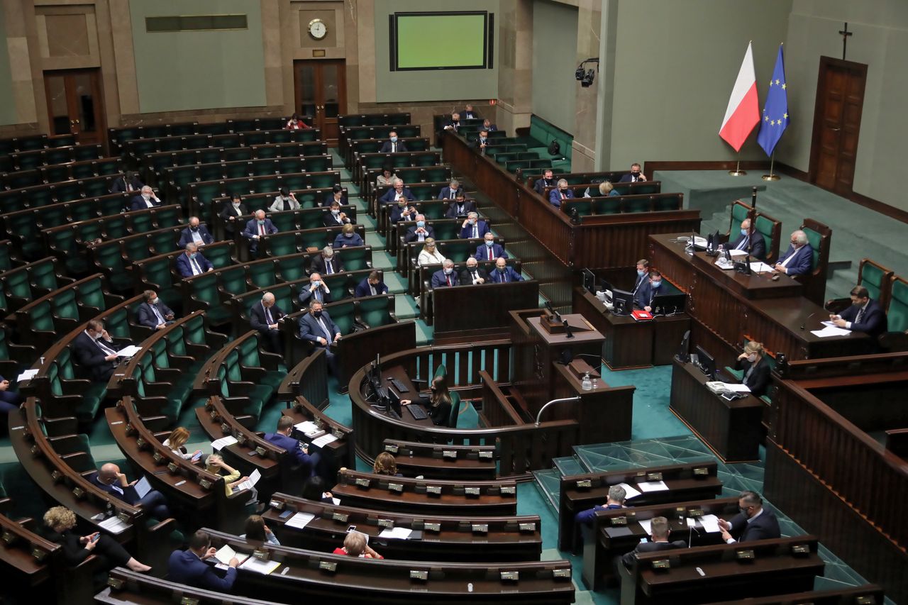 Sondaż CBOS. PiS nadal z największym poparciem