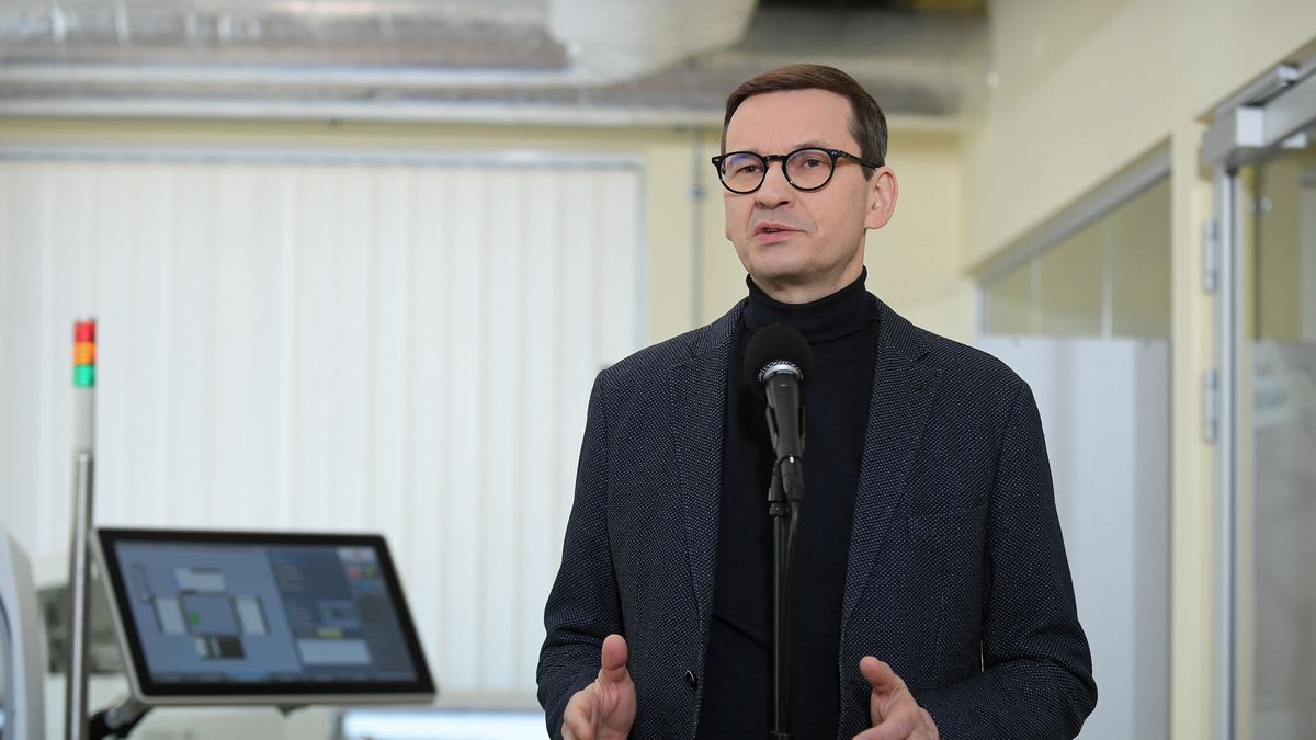  Lubiczów, 19.03.2022. Premier Mateusz Morawiecki podczas wizyty w Centrum Rozwojowo-Wdrożeniowym Telesystem-Mesko Sp. z o.o. w Lubiczowie (pow. warszawski zachodni), 19 bm. (jm) PAP/Marcin Obara