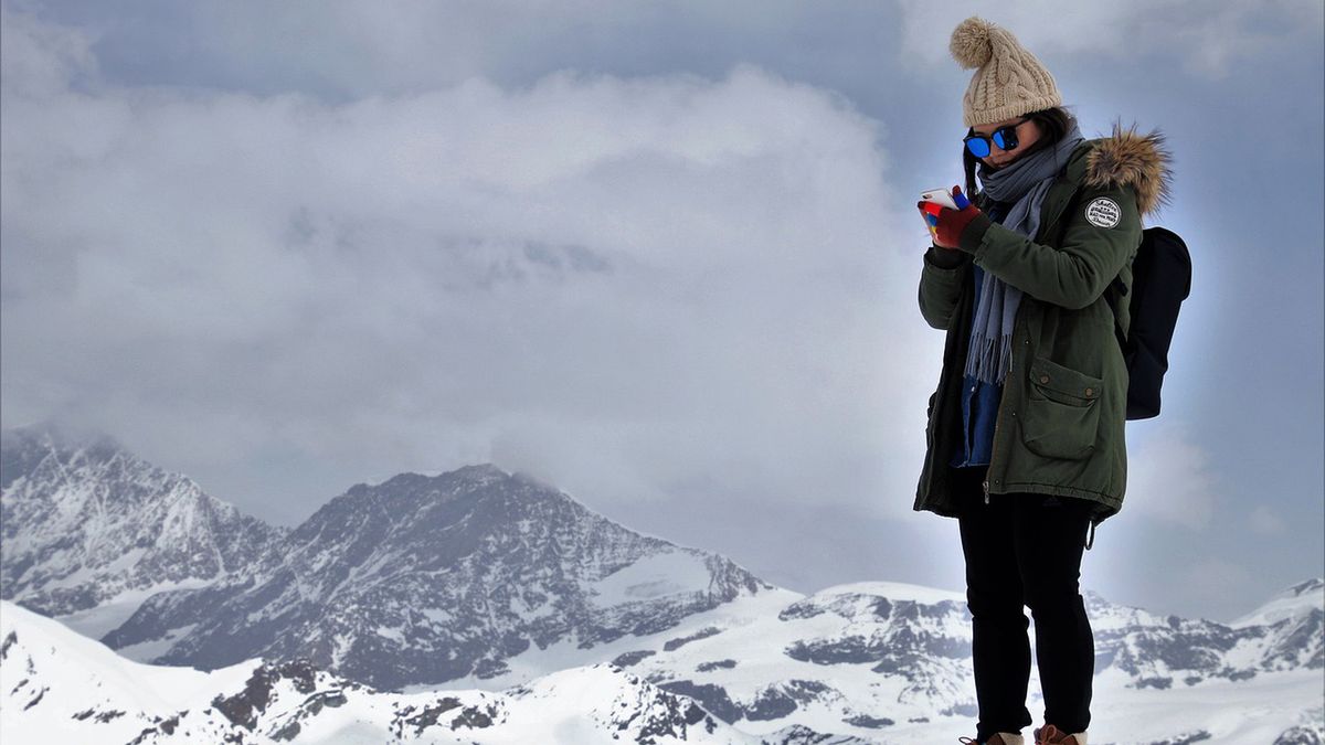 Smartfon jako narzędzie przetrwania w górach. Najważniejsze i praktyczne wskazówki 