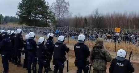 Sytuacja na granicy polsko-białoruskiej 15.11.2021. Migranci szykują się do siłowego przejścia