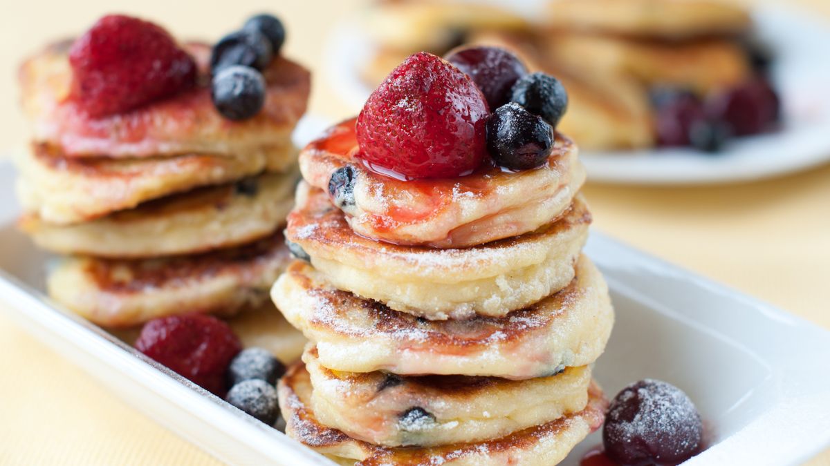 Serowe placuszki możesz zrobić z dowolnymi owocami sezonowymi