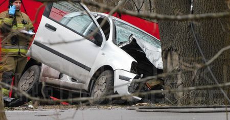 Tragiczny wypadek pod Warszawą. Autem wjechali w drzewo. Dwie osoby zginęły