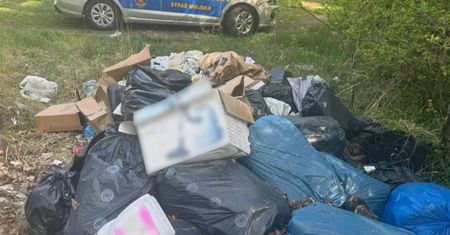 Wyrzucił śmieci przy torach. Strażnicy znaleźli jego dokumenty w workach