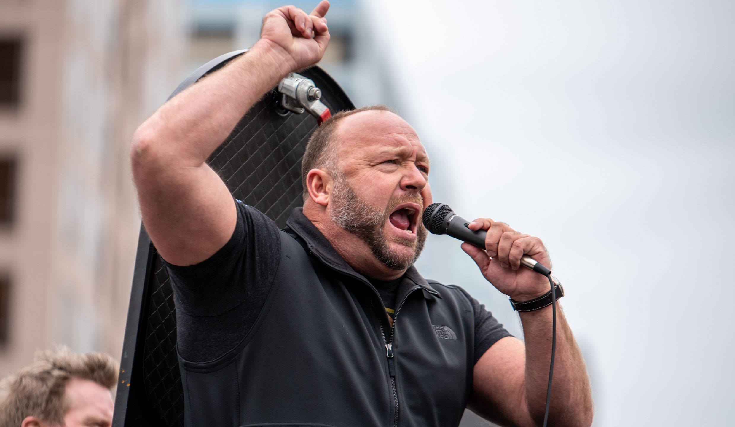 Jones przemawia do manifestantów wzywających władze do otwarcia kraj. Argument: "COVID-19 to wymysł, epidemii nie ma". Austin, 18 kwietnia 2020 roku