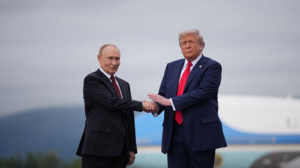 Władimir Putin i Donald Trump podczas spotkania na Alasce w 2025