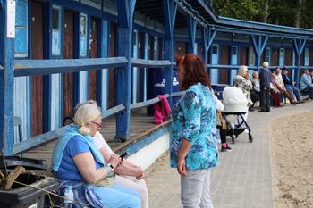 Szczecineccy seniorzy zawładnęli miejską plażą. Kolejny dancing nad jeziorem. ZDJĘCIA