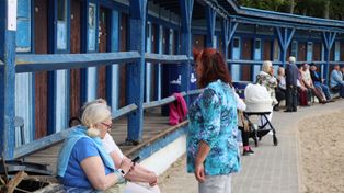 Szczecineccy seniorzy zawładnęli miejską plażą. Kolejny dancing nad jeziorem. ZDJĘCIA