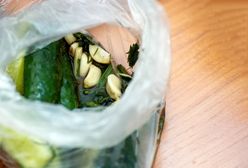 Pierwsze ogórki małosolne zrób na skróty. Nie każdemu spodoba się ta metoda, ale działa