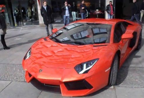 Lamborghini Aventador wprowadzane do salonu [wideo]