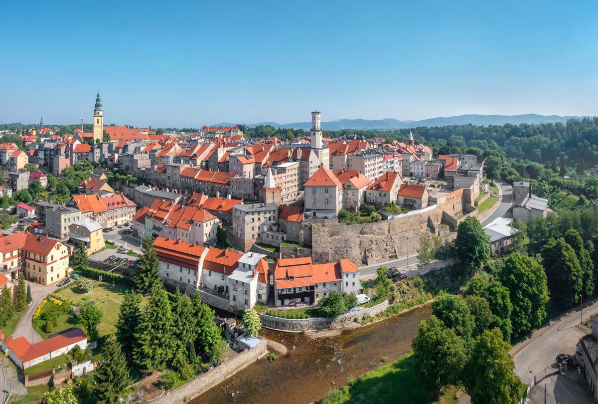 Duża część Bystrzycy Kłodzkiej położona jest na stromym wzgórzu nad samą rzeką