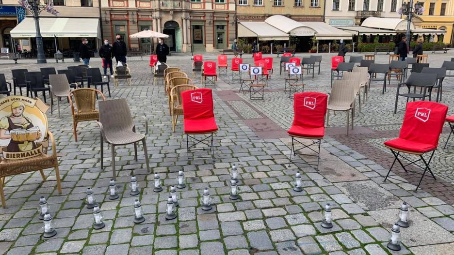 Nowe obostrzenia. Dramatyczny protest restauratorów we Wrocławiu. Martwe krzesła symbolem śmierci lokali