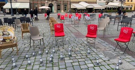 Nowe obostrzenia. Dramatyczny protest restauratorów we Wrocławiu. Martwe krzesła symbolem śmierci lokali