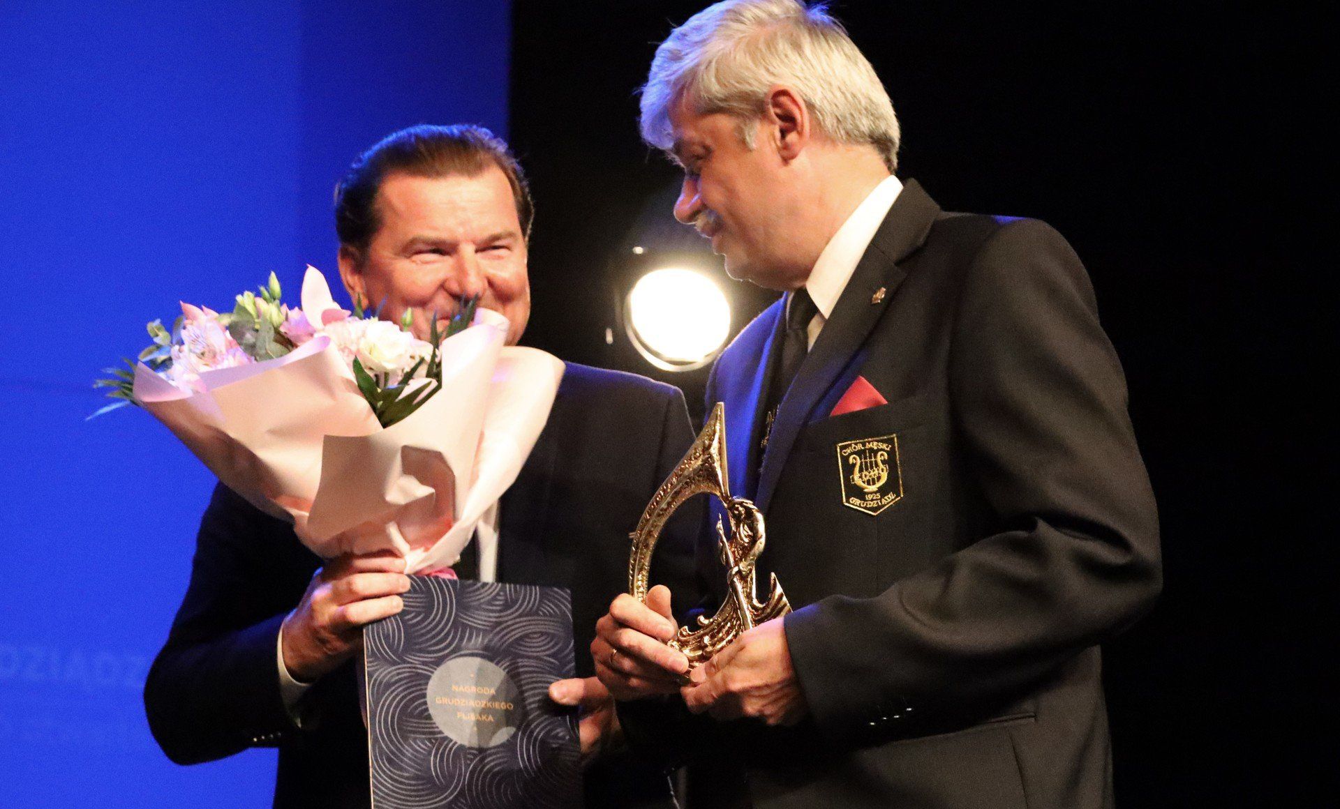 Gala Grudziądzkiego Flisaka odbyła się w CK Teatr. Na zdjęciu przedstawiciele Chóru &#34;Echo&#34;: Jerzy Cieślak (od lewej) i Marek Rzendkowski