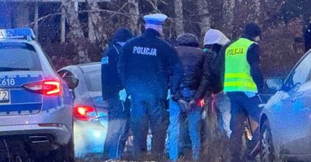 Pościg ulicami Warszawy. Pojazd zakopał się w błocie. Trzy osoby zatrzymane