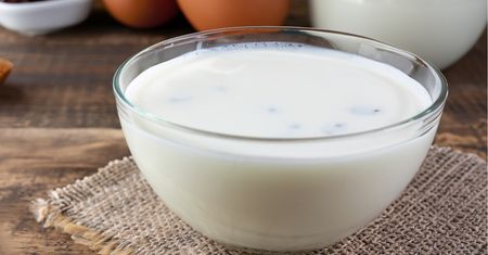 Dosyp do kefiru i wypij rano. Skutecznie oczyścisz jelita po świątecznym przejedzeniu