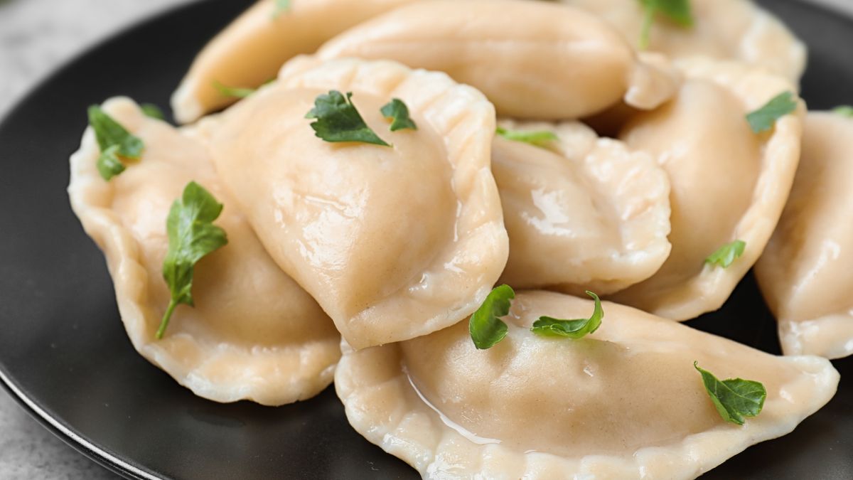 Pierogi z białą kiełbasą i jabłkiem – przepis krok po kroku