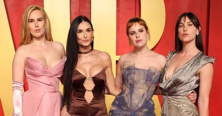 Wydekoltowana Demi Moore lansuje córki na afterparty "Vanity Fair" (ZDJĘCIA)