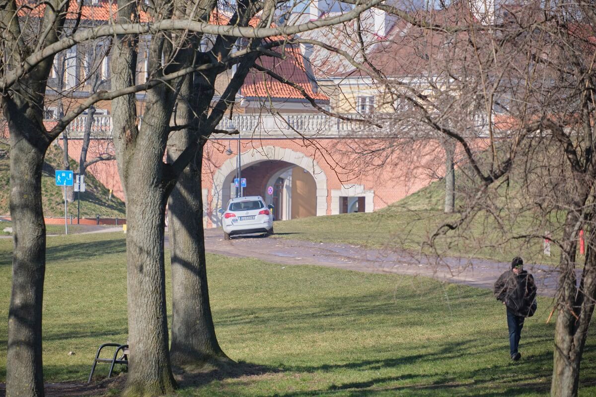 Przejażdżka ekipy TVP3 Lublin po Błoniach pod Zamkiem